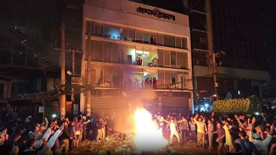 তার মৃত্যু জন্ম দেয় এক অভূতপূর্ব রাজনৈতিক সংকটের। ঢাকার কারওয়ান বাজারে অবস্থিত শীর্ষস্থানীয় দুটি সংবাদপত্র, দৈনিক প্রথম আলো এবং দ্য ডেইলি স্টারের কার্যালয়ে হামলা চালানো হয়।