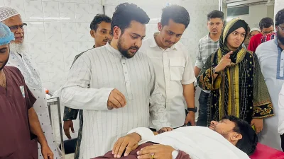 আহতদের দেখতে হাসপাতালে নাহিদ ইসলাম (ছবি: সংগৃহীত)
