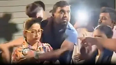 সোশাল মিডিয়াতে ছড়িয়ে পড়া ভিডিও থেকে নেয়া স্ক্রিনশট।