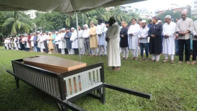 বনানীর ওল্ড ডিওএইচএস মাঠে তৌফিক ইমরোজ খালিদীর জানাজা অনুষ্ঠিত হয়। ছবি: বিডিনিউজ টোয়েন্টিফোর ডটকম-এর সৌজন্যে।