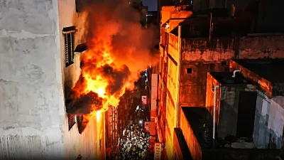 গত ১২ই অক্টোবর পুরান ঢাকার চকবাজারে মনজুর খান প্লাজা মার্কেটে আগুন লাগার নিয়ন্ত্রণে আসে ১২ ঘণ্টা পর।