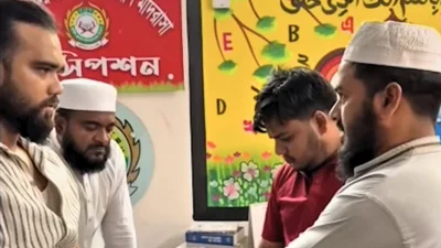 অভিযুক্ত শিক্ষকের মুখোমুখি অভিভাবক