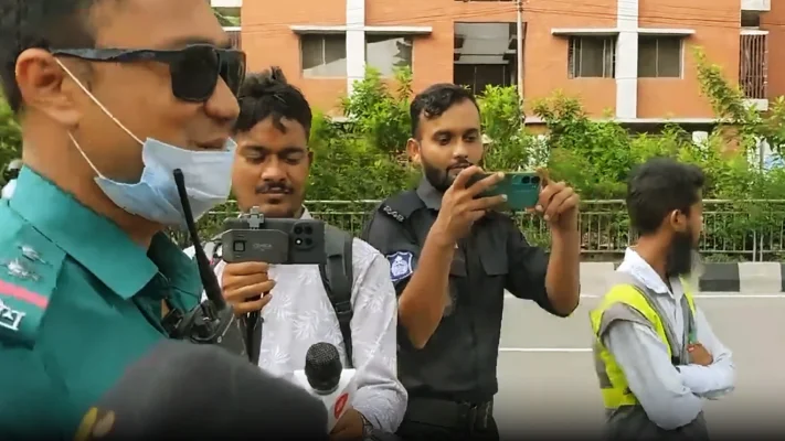 &ldquo;পুলিশ কী করছে, সেটা জানার অধিকার জনগণের আছে। কিন্তু তাই বলে যাকে পুলিশ জেরা করছে, তার মুখ দেখাতে হবে কেন?'