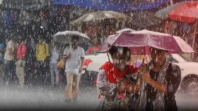 ভারী বৃষ্টিতে থমকে দেশ, বাড়ছে বন্যা-পাহাড়ধসের শংকা