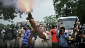 বিক্ষোভে উত্তাল দিল্লির কিছু এলাকায় বন্ধ ইন্টারনেট ও মেট্রোসেবা