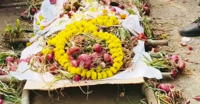 অস্বাভাবিক দাম কম হওয়ায় পেঁয়াজের শেষকৃত্য করে সরকারের দৃষ্টি আকর্ষণ করেন ভারতের পেঁয়াজ ব্যবসায়ীরা
