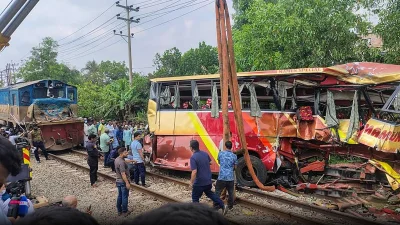 কুমিল্লায় বাস দুর্ঘটনা
