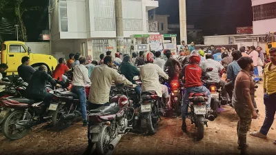 পেট্রোল পাম্পে তেল নেওয়ার জন্য অপেক্ষারত বাইকাররা