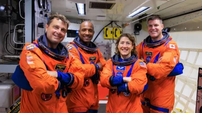 রিড উইসম্যান (বাম থেকে), ভিক্টর গ্লোভার, ক্রিস্টিনা কক এবং কানাডিয়ান স্পেস এজেন্সির জেরেমি হ্যানসেন। ছবি: নাসা