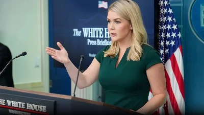হোয়াইট হাউসে সাংবাদিকদের ব্রিফ করছেন প্রেস সেক্রেটারি