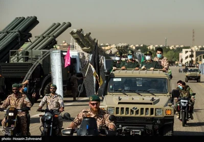 মোজাইক মডেল হলো- বিকেন্দ্রীভূত কমান্ড ও নিয়ন্ত্রণ ব্যবস্থা। এর মাধ্যমে আইআরজিসির কমান্ড ও কন্ট্রোল কাঠামো ৩১টি পৃথক কমান্ডে পুনর্গঠিত হয়। এর ফলে আক্রমণ হলে দ্রুত প্রতিরোধ গড়ে তোলা সহজ হয়।