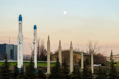 ধারণা করা হচ্ছে, ইরানের কাছে ২,৫০০ ব্যালিস্টিক ক্ষেপণাস্ত্র মজুত রয়েছে।