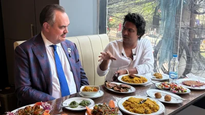 খাবার নিয়ে গল্প করছিলেন মার্কিন রাষ্ট্রদূত