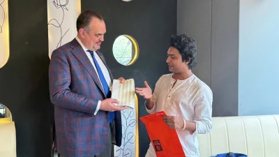 ব্রেন্ট টি ক্রিস্টেনসেনকে লুঙি উপহার দেওয়ার সময়