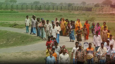 অভিবাসীর দিক থেকে পশ্চিমবঙ্গ হলো ভারতের অন্যতম &rsquo;ভুক্তভোগী&rsquo; রাজ্য। ভারত ভাগ, বাংলাদেশের মুক্তিযুদ্ধ এবং ১৯৯২ সালে বাবরি মসজিদকে কেন্দ্র করে দাঙ্গার সময় বাংলাদেশের &lsquo;উল্লেখযোগ্যসংখ্যক&rsquo; হিন্দু ধর্মাবলম্বী ভারতে চলে যায়। সেদেশ থেকে মুসলিমরাও বাংলাদেশে আসে।