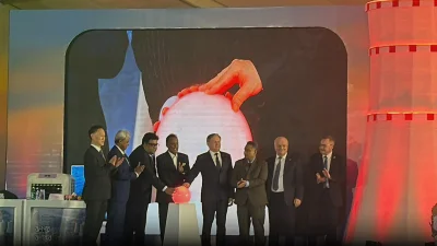 রূপপুরে স্বয়ংক্রিয় সুইচ টিপে ফুয়েল লোডিং উদ্বোধন করেন অনুষ্ঠানের অতিথিরা।