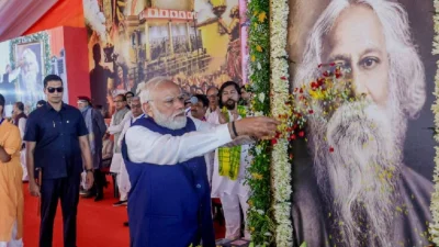 পঞ্চাশ ও ষাটের দশকে মুসলিম জাতীয়তাবাদের উগ্র ঝাণ্ডা উড়িয়ে রবীন্দ্রনাথকে &lsquo;বিজাতীয়&rsquo; বলে খারিজ করতে চেয়েছিল।