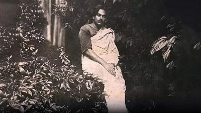 সীতাকুণ্ড ঝর্ণায় নজরুল