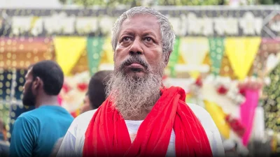 ফরিদপুর থেকে টানা ৩৭ বছর ওরসে আসা রহিম পাগলা; বর্তমানে পক্ষাঘাতগ্রস্ত (প্যারালাইজড) হওয়া সত্ত্বেও দরবারের টানে ছুটে এসেছেন এবারও।