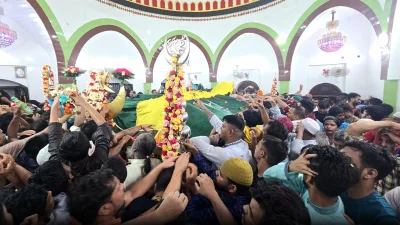 রওজা শরীফ ধোয়ার আনুষ্ঠানিকতা শেষে পবিত্র গিলাফ পরানো হচ্ছে। ২২ মে, ২০২৬।