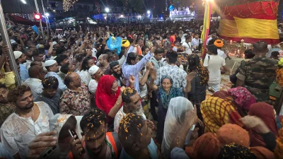 ভক্তদের উপর হামলা হওয়ার ঠিক এক সপ্তাহ পরে ঢাকার শাহ আলী বোগদাদীর (রহ.) মাজারের বার্ষিক ওরসের সমাপনী দৃশ্য; ২২ মে প্রথম প্রহরে লোকে-লোকারণ্য দরবার শরীফ।  