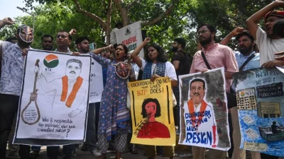 নানা রাজনৈতিক ব্যাঙ্গাত্মক ছবি, ভিডিও শেয়ার করে সোশ্যাল মিডিয়ায় আন্দোলন টিকিয়ে রাখলেও এবার মাঠ পর্যায়ে বিক্ষোভে নেমেছে ককরোচ পার্টি। 