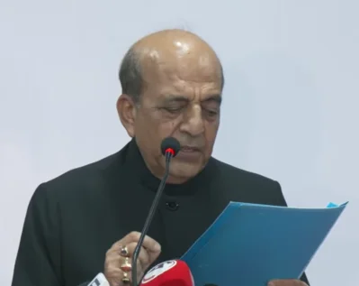 বাংলাদেশে নবনিযুক্ত ভারতীয় হাইকমিশনার দিনেশ ত্রিবেদী ইন্ডিয়ান ভিসা অ্যাপ্লিকেশন সেন্টারে (আইভ্যাক) এক সংবাদ সম্মেলনে ভিসা প্রক্রিয়া স্বাভাবিক করার ঘোষণা দেন।  