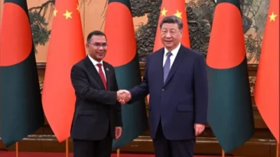 বাংলাদেশের প্রধানমন্ত্রী তারেক রহমান (বামে) ও চীনা প্রেসিডেন্ট শি চিনপিং 