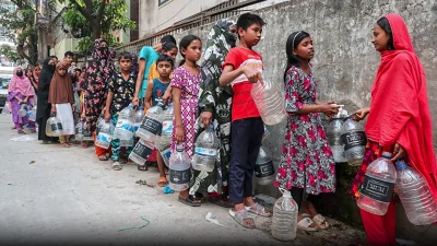 পানির জন্য লাইনে দাঁড়িয়ে আছে এলাকাবাসী