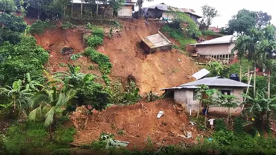 বৃষ্টি ও বন্যায় বাড়ছে পাহাড়ধসের শংকাও