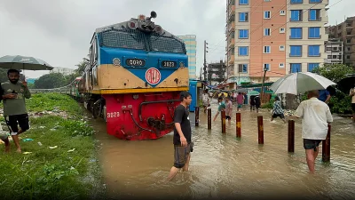 কক্সবাজারের রেললাইন পানিতে তলিয়ে যাওয়ায় আটকে পড়া ট্রেন