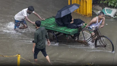 রাস্তার জমে থাকা এই পানি কেবল শুধুই বৃষ্টির পানি না, এটি আমাদের সম্মিলিত ব্যর্থতার প্রতিচ্ছবি। ছবি: সাজ্জাদ হোসেন