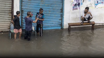 পরিবেশ বিশেষজ্ঞরা বরাবরই বলছেন, শুধু ড্রেন বানিয়ে কোনো লাভ নেই, যদি না শহরের প্রাকৃতিক নালার সংযোগগুলো সচল থাকে। ছবি: সাজ্জাদ হোসেন