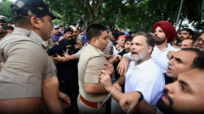 আটকের কয়েকঘণ্টা পর ছাড়া পেলেন রাহুল প্রিয়াঙ্কা