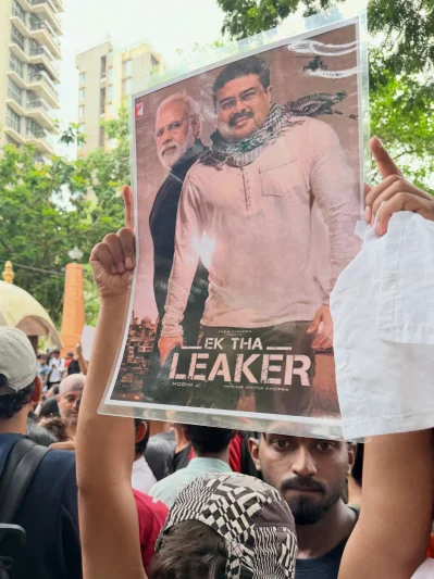 বিভিন্ন জনপ্রিয় মিম, সিনেমা কিংবা কার্টুনের দৃশ্যের সাথে নরেন্দ্র মোদী ও ধর্মেন্দ্র প্রধানের&nbsp; চেহারা জুড়ে ব্যঙ্গাত্মক প্ল্যাকার্ড দেখা যায় আন্দোলনকারীদের হাতে।