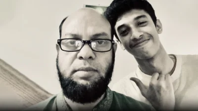 ছেলের সঙ্গে কম্পিউটার ব্যবসায়ী রফিকুল ইসলাম