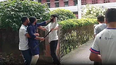 রাজশাহী বিশ্ববিদ্যালয়ে হামলার দৃশ্য