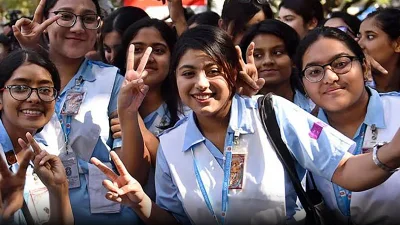 পাবলিক পরীক্ষার ফল প্রকাশের দিন গত কয়েক দশকে এমন ছবিই সবচেয়ে বেশি দেখা গেছে।