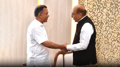 প্রধানমন্ত্রী তারেক রহমানের সাথে সাক্ষাত করেছেন ভারতের হাইকমিশনার দীনেশ ত্রিবেদেী
