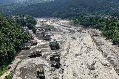 কয়েক মিনিটের মধ্যেই কাদা, পাথর আর পানির বিশাল স্রোত পুরো এলাকাকে গ্রাস করে নেয়।