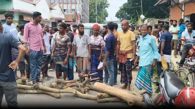 সার না পাওয়ার ক্ষোভই এখন গুদাম থেকে রাস্তায় ছড়িয়ে পড়ছে।