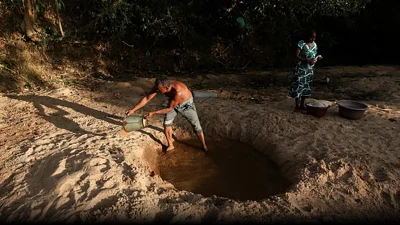 শ্রীলঙ্কায় বেশ কয়েকটি গুরুত্বপূর্ণ জলাধার শুকিয়ে যাওয়ায় দেড় লাখেরও বেশি মানুষ এখন সুপেয় পানির সংকটে পড়েছেন।