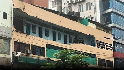 বিস্ফোরণের পর ঢাকার পান্থপথের হোটেল ওলিও ইন্টারন্যাশনাল।