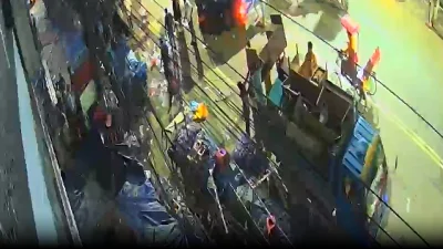 প্রত্যক্ষদর্শীদের দাবি, কয়েকটি পিকআপে করে শতাধিক লোক যায় সেখানে। তাদের হাতে ছিলো ধারালো অস্ত্র ও লাঠিসোঁটা।  
