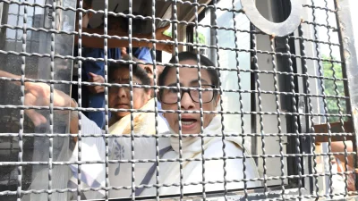 পশ্চিমবঙ্গের সাবেক মুখ্যমন্ত্রী মমতা ব্যানার্জিসহ আরো দুই রাজ্যের মোট তিনজন সাবেক মুখ্যমন্ত্রীকে আটক করা হয় শনিবার।