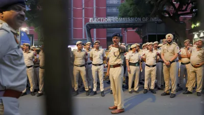 ভারতের নির্বাচন কমিশনের সামনে নেওয়া হয়েছে কড়া নিরাপত্তা।