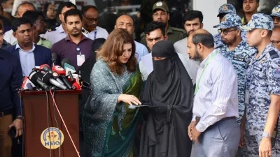 শাহেদ আহম্মেদের মরদেহটি পরিবারের সদস্যদের কাছে হস্তান্তর করেন পররাষ্ট্র প্রতিমন্ত্রী-২ শামা ওবায়েদ ইসলাম। 