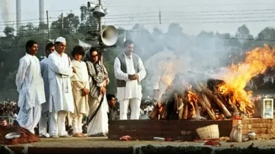 ১৯৮৪ সালের ৩১এ অক্টোবর, প্রধানমন্ত্রীর বাসভবনের বাগানে গুলিতে নিহত হন ইন্দিরা গান্ধী।