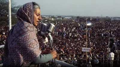 ১৯৭৫ সালের ২৫এ জুন জরুরি অবস্থা জারি করেন ইন্দিরা। বিরোধী নেতাদের জেলে পোরেন, সংবাদপত্রে সেন্সর লাগে, নাগরিক অধিকার হয় স্থগিত।